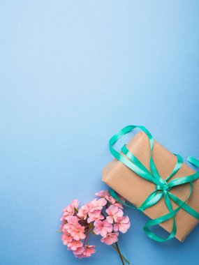 Lay düz sarılmış hediye ve çiçek