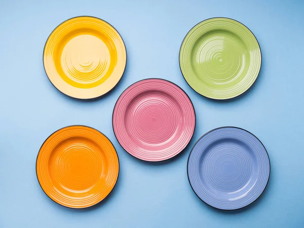 Mâncăruri ceramice colorate. Plat lay — Fotografie, imagine de stoc