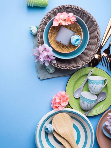 Tafelgerei schotel ingesteld op blauw pastel achtergrond — Stockfoto