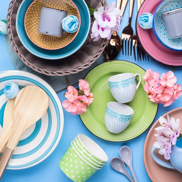 Naczynia stołowe na niebieskim tle pastel — Zdjęcie stockowe