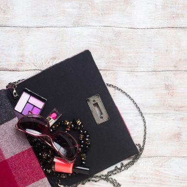 Hanımefendi göndermek debriyaj çanta ile yapmak kadar aksesuarları