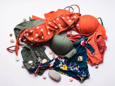 Kadının mayolar deniz yaz taşlar ve kabukları ile beyaz arka plan üzerinde