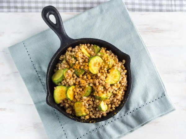 Alforfón con calabacín y cúrcuma en sartén — Foto de Stock