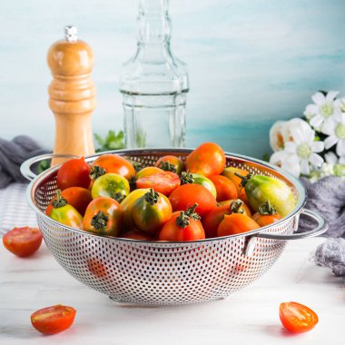 Masada bir kevgir içinde İtalyan domates