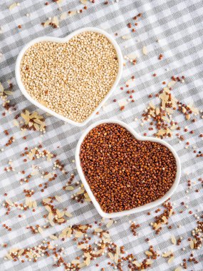 Gluten free hububat quinoa kase mutfak masasında