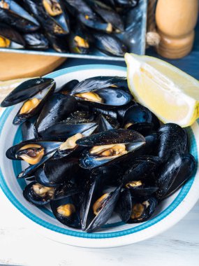 Kara biber ve limon ile sote midye