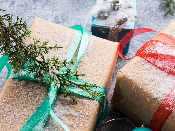 Nya året julklapp med menyfliksområdet och snö — Stockfoto