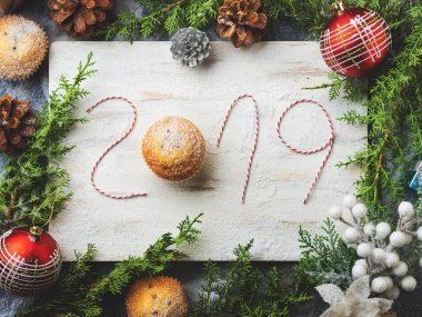 Mutlu yeni yıl arka plan ile yazılı 2019