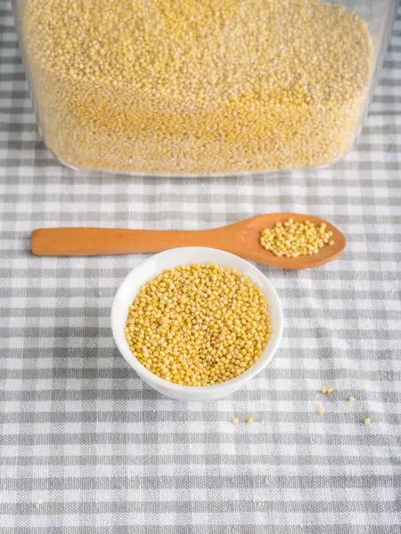 Gluten fri korn hirs i skål på köksbordet — Stockfoto