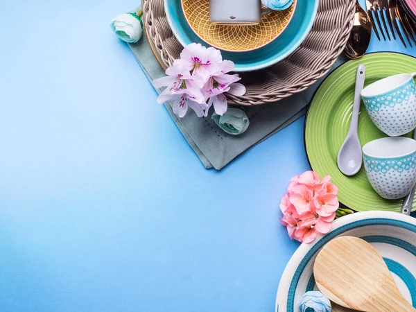 食器皿青のパステル調の背景に設定 — ストック写真