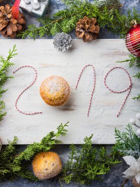 Mutlu yeni yıl arka plan ile yazılı 2019