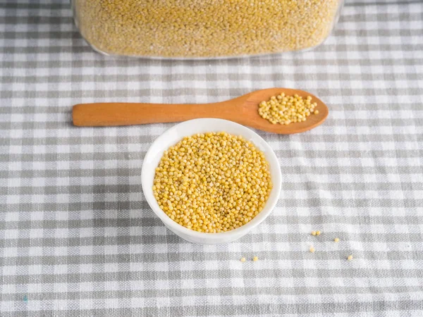 Gluten fri korn hirs i skål på köksbordet — Stockfoto
