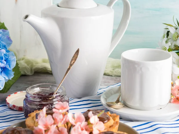 Instelling van de tabel van de ontbijt met witte servies bloem — Stockfoto
