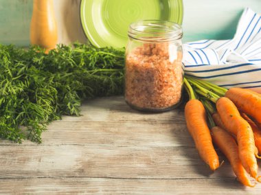 Rustik ahşap zemin üzerine çiğ havuç