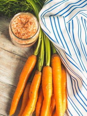 Rustik ahşap zemin üzerine çiğ havuç