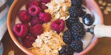 Yulaf ile güler yüzlü yoğurt kase çilek