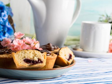 Frangipane, kiraz reçeli ve çikolata kek