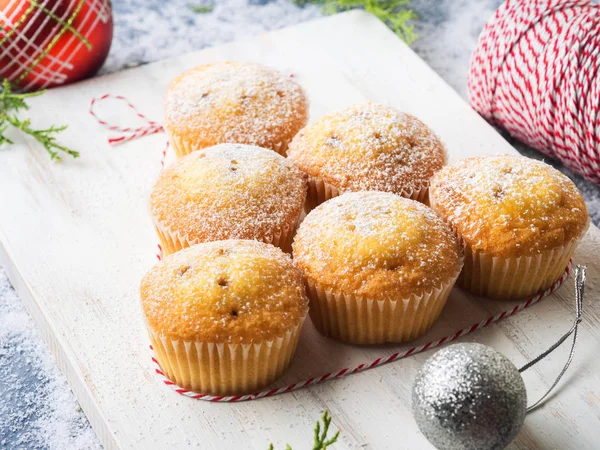 Weihnachten Muffins mit Puderzucker backen — Stockfoto