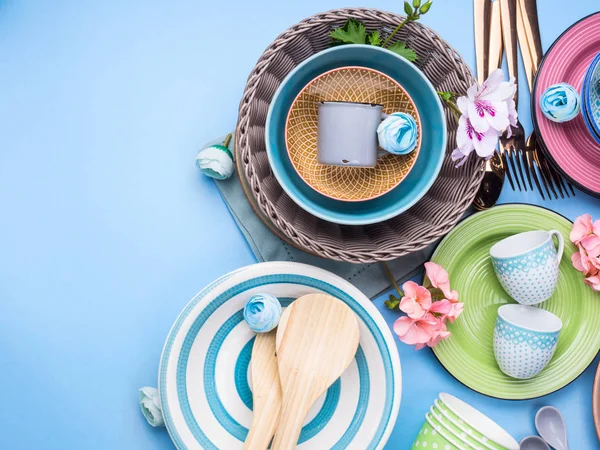 Prato de utensílios de mesa definido no fundo pastel azul — Fotografia de Stock