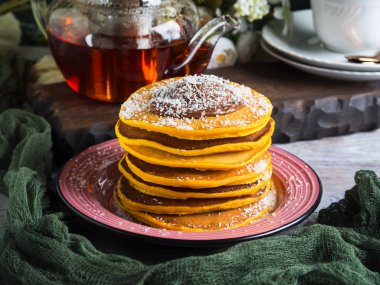 Kabak krep yığını çikolatayla servis