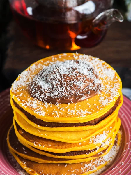 Pumpkin pannkakor stack serveras med choklad — Stockfoto