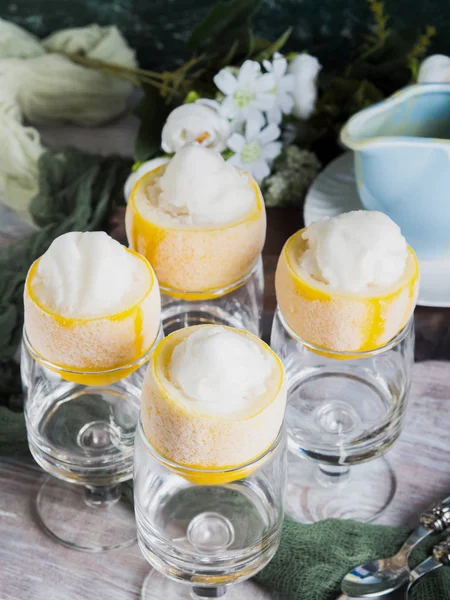 Helado de sorbete de limón servido postre — Foto de Stock
