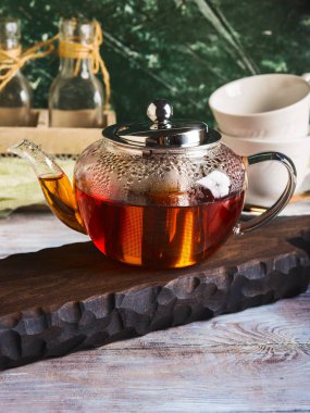 Sıcak çay yeşil arka plan üzerinde cam çaydanlık