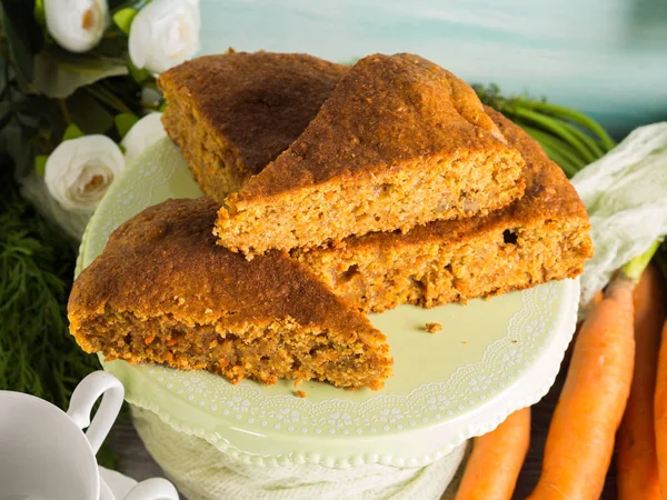 Bolo de cenoura picado com nozes e canela — Fotografia de Stock