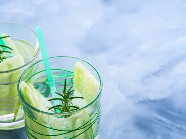 Geïnfundeerd water met komkommer en rozemarijn — Stockfoto