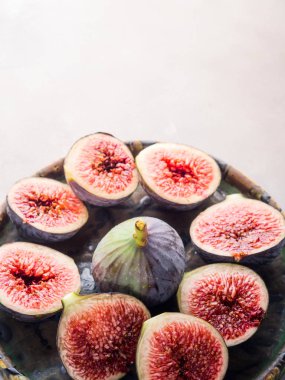 Yeşil bir tabak üzerinde mor taze incir