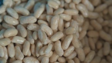 Mavi kevgir içinde beyaz cannellini fasulye