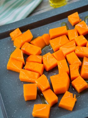 Doğranmış kabak için pişirme yağı ile drizzled