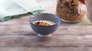 Ev yapımı granola bal ve kestane ile