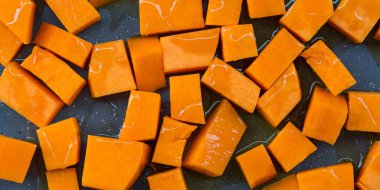 Doğranmış kabak için pişirme yağı ile drizzled