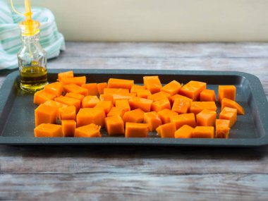 Doğranmış kabak için pişirme yağı ile drizzled