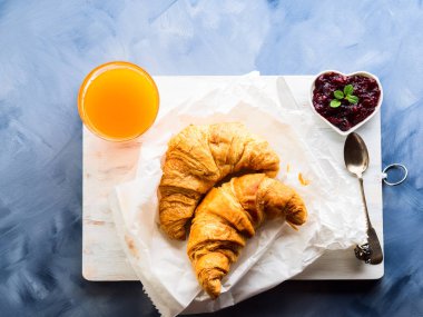 Ahşap tahta üzerinde hizmet kruvasan ile kahvaltı