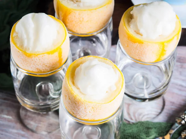 Citroen sorbet ijs geserveerd dessert — Stockfoto