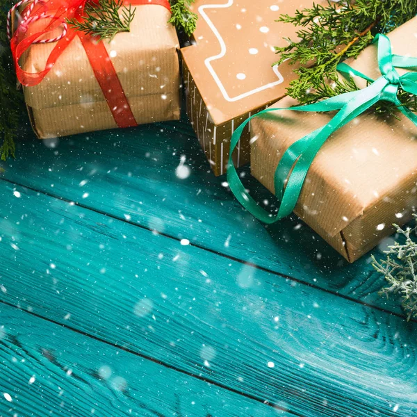 Vánoční dárkové krabice na zeleném pozadí — Stock fotografie