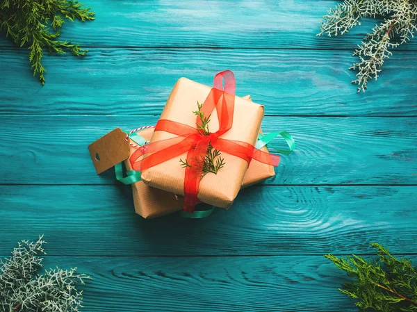 Cajas de regalo de Navidad sobre fondo verde — Foto de Stock