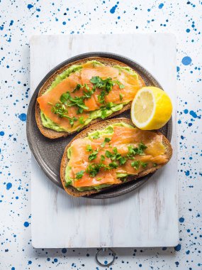 Çavdar ekmeği avokado tost füme somon ile