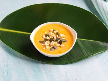 Yaprak yeşil kabak kremalı çorba servis