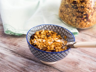 Ev yapımı granola bal ve kestane ile