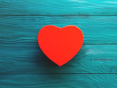 Ahşap arka plan üzerinde kırmızı kalp şekli hediye kutusu