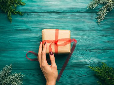 Hediye kutusu ile koyu yeşil Noel arka plan