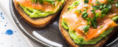 Çavdar ekmeği avokado tost füme somon ile