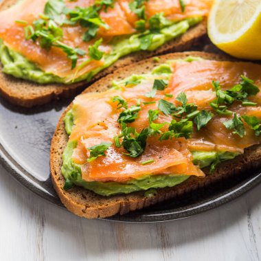 Çavdar ekmeği avokado tost füme somon ile