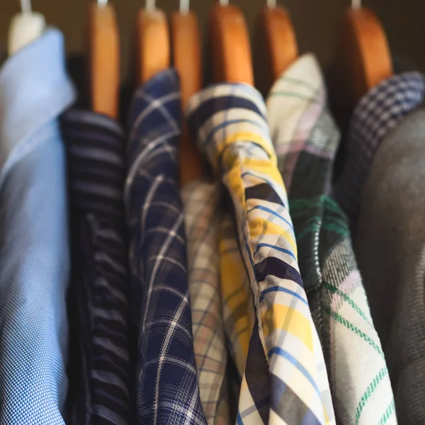Чоловічі шафи вішалки сорочки крупним планом — стокове фото