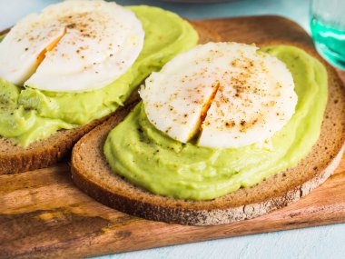 Çavdar ekmeği avokado tost haşlanmış yumurta ile