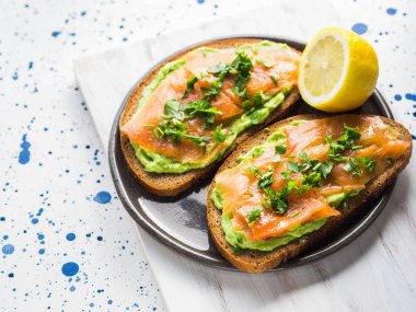 Çavdar ekmeği avokado tost füme somon ile