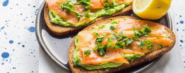 Çavdar ekmeği avokado tost füme somon ile